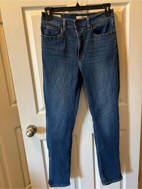 Levi’s Premium Size 30 Style 724 Hi-Rise Straight Classic Dark Wash Skinny Jeans